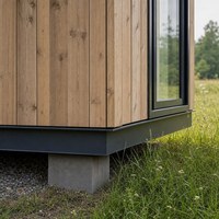 Maison conteneur préfabriquée compacte avec façade moderne, terrasse et aménagement jardiné
