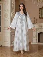 Robe longue musulmane de luxe multicolore avec broderie florale argentée, col en V et manches longues, tenue modeste, Dubaï 2026