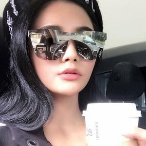 Lunettes de soleil tendance unisexes UV400 anti-reflet avec verres AC, monture marron, design à points de couleur et rivets, modèle I1 8213 - Product Image 2