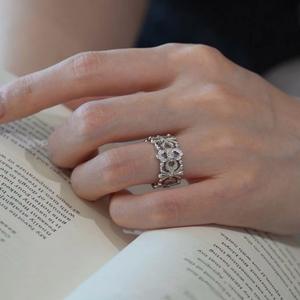 Anillo de Plata Pura S925 con Incrustaciones Retro, Diseño de Alta Gama con Flores Talladas Huecas, Chapado en Rodio de Lujo, Talla para el Dedo Índice - Product Image 2