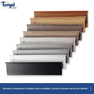 Plinthe Moderne en Plastique Résistant à l'Eau Noir Blanc Gris Grain de Bois Adhésive avec Clous Cachés en PVC pour Hôpital - Product Image 2