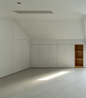 Armoire de grenier minimaliste blanc mat avec niche en bois encastrée pour grenier domestique