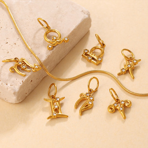 Breloque Zodiaque en forme de cluster tubulaire |   Pendentif signe du zodiaque en acier inoxydable plaqué or 18K PVD avec pavé de zirconiums cubiques 3D |   Imperméable et hypoallergénique - Product Image 4