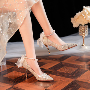 Zapatos de tacón de aguja con punta en pico, correa de perlas en el tobillo y decoración de lazo para novias y bodas. - Product Image 4
