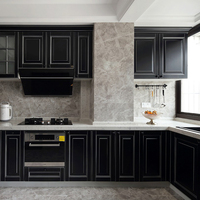 Meuble de cuisine modulaire en bois brut de style antique avec évier, robinet, plan de travail en marbre artificiel et charnières à fermeture douce