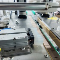 Machine de bouchage automatique de bouteilles à servomoteur |   Capsuleuse linéaire haute vitesse pour l'emballage cosmétique et alimentaire