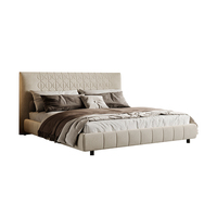 Lit minimaliste en tissu beige clair, lit rembourré capitonné avec sommier à cannelures verticales pour chambre à coucher