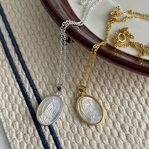 <span class=keywords><strong>Collana</strong></span> con Ciondolo Religioso della Vergine di Guadalupe in Argento Sterling 925 con Conchiglia Bianca Ovale e Madonna in <span class=keywords><strong>Oro</strong></span> 18K per Regalo Cristiano - Product Image 3