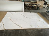 Panneau mural en PVC brillant blanc effet marbre WPC, appelé panneau mural en PVC sans joint effet roche carbone