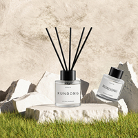 Diffuseur de parfum compact en bouteille transparente avec bâtonnets en fibre noire absorbante pour une diffusion de parfum stable dans les chambres