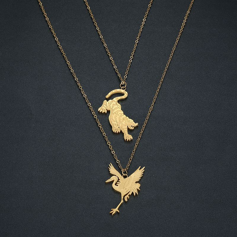 Un ensemble de colliers avec pendentifs en or, d'une longueur de 4555 cm.