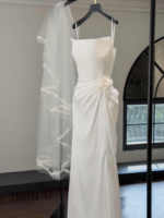 MQD06561 Gaun Pengantin Satin Elegan Model Mermaid dengan Tali Spaghetti, Hiasan Bunga Mawar 3D di Pinggang, Lipit, dan Desain Fitted