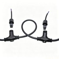 Connecteur mâle-femelle étanche de type T fourni directement par le fabricant, câble à deux conducteurs de 0,3 mm² avec boîtier en PVC pour éclairage mural
