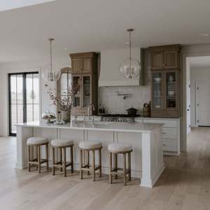 ชุดตู้ครัวสำเร็จรูปสไตล์โมเดิร์นคุณภาพสูง พร้อมไอส์แลนด์ โครง MDF อุปกรณ์ติดตั้ง ตัวล็อคก๊อกน้ำ บานพับ และอุปกรณ์เสริม รวมถึงหินอ่อนเทียม - Product Image 1