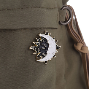 Elegante Broche de Sol y Luna en Blanco y Negro para Hombre - Accesorio Perfecto para Ropa Casual y Formal para un Amigo - Product Image 5