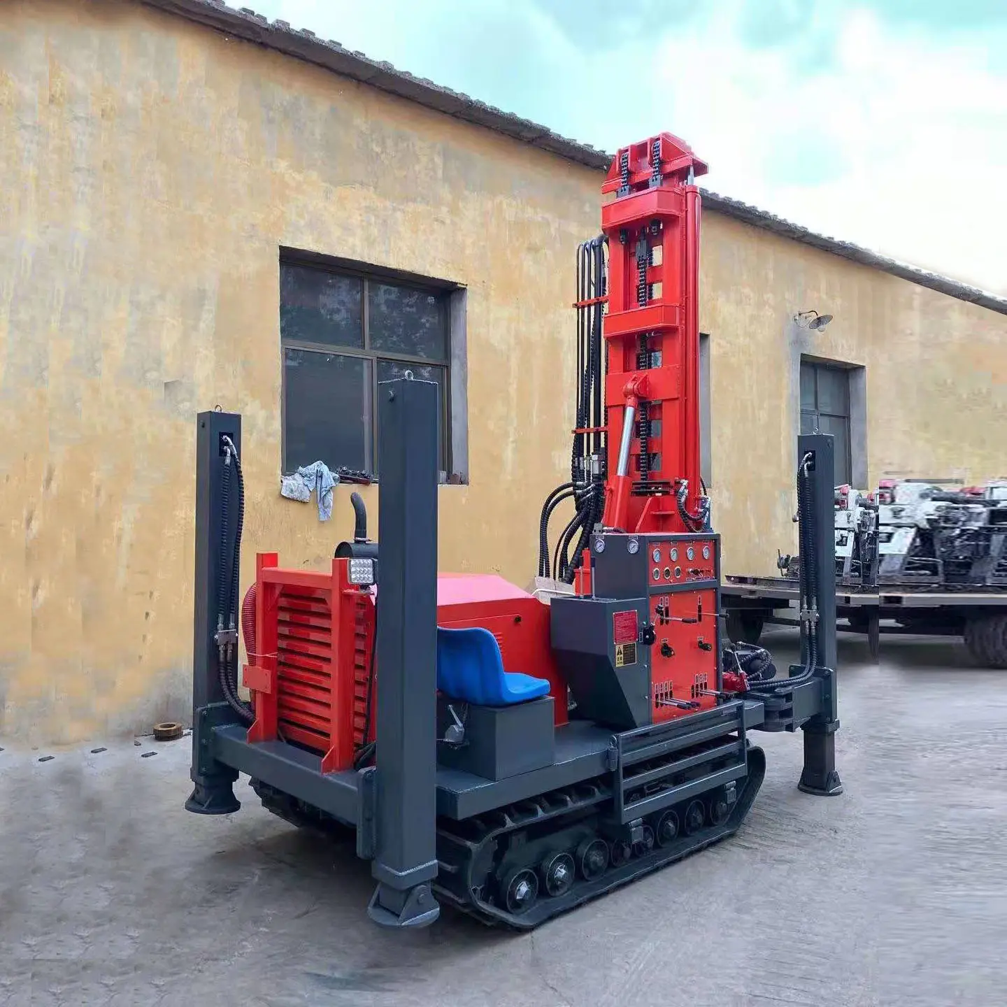China Factory Wholesale 200m 140-325mm Hydraulic Truck Mounted Crawler Pneumatic Diesel Rotary Portable Water Well Drilling Rig