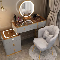 Coiffeuse moderne pliable en chêne massif avec miroir éclairé, surface en verre, station de charge sans fil et quincaillerie en acier inoxydable