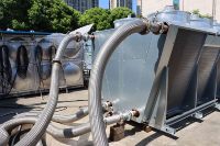 Refroidisseur sec de tours de refroidissement adiabatique d'air d'économie d'eau de refroidissement moyen à hautes températures pour le refroidissement industriel de puissance