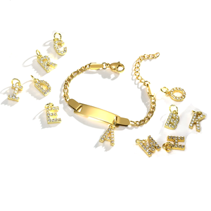 Pulsera de barra de acero inoxidable con baño de oro PVD de 18K y dije con inicial para niños |   Joyería Impermeable e Hipoalergénica para Niños - Product Image 1