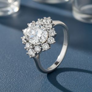 Anillo de Compromiso de Moissanita Chapado en Oro de 18K para Mujer, Corte Brillante Redondo, Diseño de Racimo en Forma de Flor, Estilo Clásico - Product Image 5