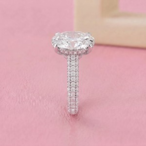 Anillo de compromiso solitario de diamante de corte ovalado con banda pavé de tres filas y engaste oculto para joyería fina nupcial de diseñador - Product Image 2