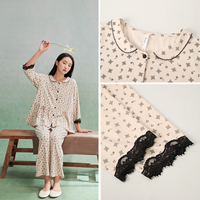 Ensemble de pyjama décontracté et charmant en peluche, respirant et doux, imprimé étoiles, avec poignets en dentelle noire exquise pour la maison paisible