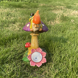 Statua in resina da giardino gnomi divertenti su gnomo da giardino a fungo con nano artigianale in resina solare per la decorazione esterna - Product Image 2