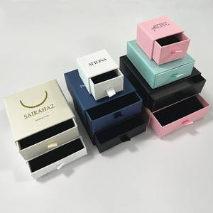 Экологичная упаковка из переработанных материалов: маленькая картонная коробка-слайдер с жесткими стенками, с золотым тиснением и индивидуальным логотипом для ювелирных изделий и подарков. - Product Image 1