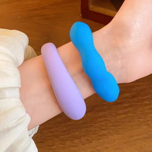 Bracelet mat géométrique en acrylique pour femmes forme irrégulière manchette de mode minimaliste empilable bonbon de bras élégant pour un usage quotidien - Product Image 3