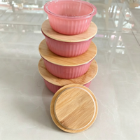 Roze gespoten sodakalkglas opbergkommen, geribbelde glazen voedselcontainers met bamboe deksel voor fruit, salade en snacks.