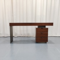 Bureau de travail élégant et minimaliste en bois massif de taille moyenne, avec plateau large et lisse, étagères latérales pour dossiers, dissimulées/3