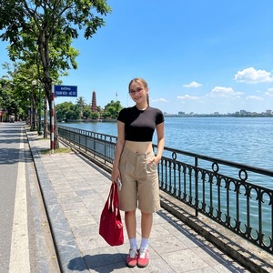 Shorts chino pour femmes, coupe ajustée, résistants aux plis, uniforme de travail, broderie personnalisée, fournisseur direct, production au Vietnam - Product Image 1