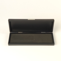 Boîte à bijoux en bois grainé noir mat avec doublure en velours, couvercle à charnière, logo personnalisé, longue boîte en bois pour l'emballage de bijoux de marque et les cadeaux de vente au détail