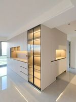 Meubles de maison sur mesure complets, style minimaliste moderne, en bois massif multicouche, comprenant des buffets et des armoires à vin pour restaurants.