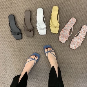 รองเท้าแตะส้นหนาหัวเหลี่ยมหนังแท้สีทองมีสไตล์พร้อมสายรัดไขว้ - Product Image 3