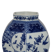Vase hexagonal bleu et blanc peint à la main avec motif multi-scènes