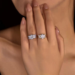 خواتم موسانيت مخصصة من الفضة عيار 925 مطلية بالذهب بثلاثة أحجار على شكل وسادة بدرجة نقاء VVS1، تجتاز اختبار الماس ومعتمدة من GRA - Product Image 2