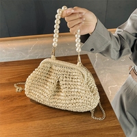 Nouvel Arrivage : Petites Pochettes de Vacances, Sacs de Plage en Paille Tressée Souple, Sacs à Main de Luxe d'Été en Gros avec Chaîne de Perles et Fermoir Clip