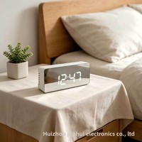 Vente directe d'usine YAOQIU Réveil numérique moderne minimaliste à finition miroir, LED intelligent, alimentation externe en plastique, silencieux