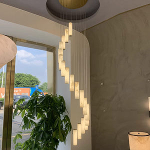 Lustre d'escalier de 10 pieds avec cylindres d'albâtre Lustre moderne en pierre naturelle pour hauts plafonds - Product Image 1