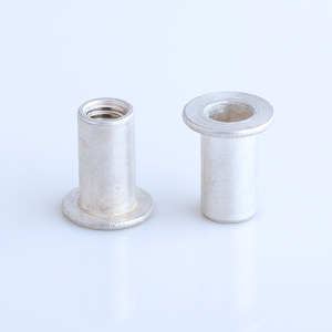 Tuercas remachables de aluminio pulido con orificio abierto y cabeza plana, sin recubrimiento - Product Image 1