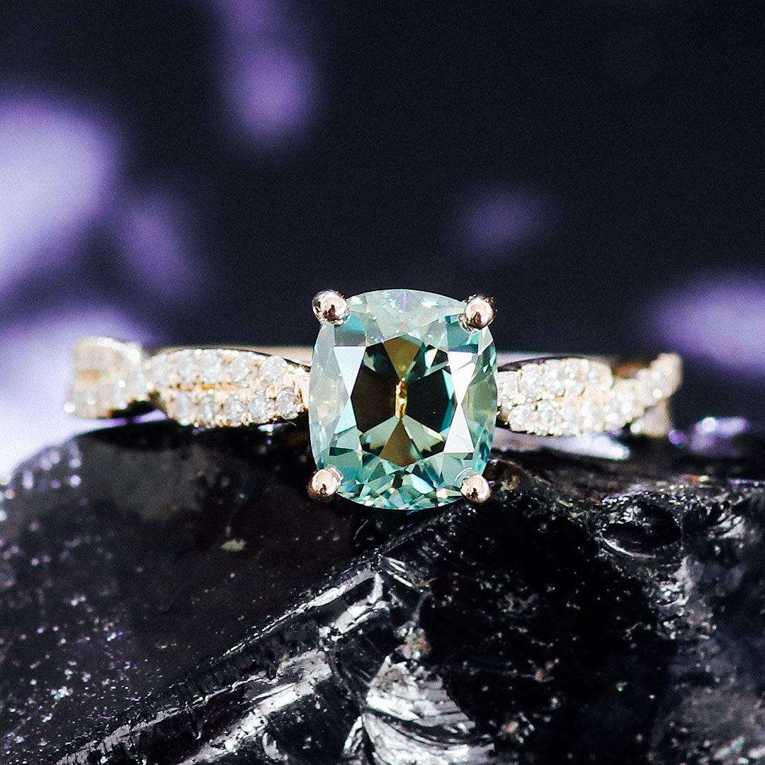 Bague en or massif 10K avec moissanite véritable.