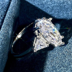 Anello in Oro Bianco con Diamante Taglio Marquise Colore D Naturale, Gioiello di Fidanzamento da Donna con Pietre Laterali a Triangolo - Product Image 6