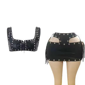 Completo <span class=keywords><strong>Sexy</strong></span> in Due Pezzi in Ecopelle con Borchie, Top Senza Maniche con Lacci e Minigonna Aderente, Outfit Trendy - Product Image 2