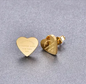 अति सुंदर 18K सोना मढ़वाया उत्कीर्ण दिल स्टेनलेस स्टील स्टड कान की बाली महिलाओं के लिए उपहार