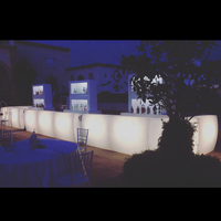Comptoir de bar mobile LED extérieur moderne à changement de couleur RGB avec construction en plastique pour utilisation dans les centres commerciaux et les hôtels