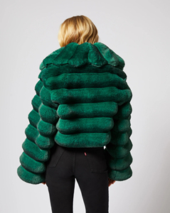 Abrigo Corto de Piel Sintética de Conejo Rex Chinchilla Clásico para Mujer con Cuello Generoso de Piel Sintética de Conejo, Venta al por Mayor - Product Image 6