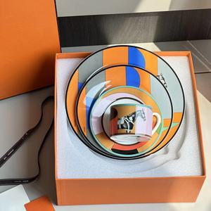 Meilleures ventes : Ensemble de 4 assiettes et tasses en porcelaine de style nordique - Product Image 1