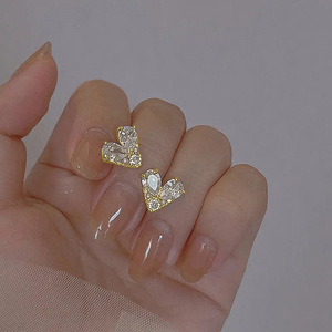 Orecchini a Perno a Forma di Cuore con Perla per Donne, Gioielli Eleganti e Delicati per l'Orecchio - Product Image 2