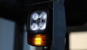 Montacargas Eléctrico Contrapesado Liftron Serie DL de 3.5 Toneladas para Manejo y Transporte de Equipos en <span class=keywords><strong>Alquiler</strong></span> - Product Image 5